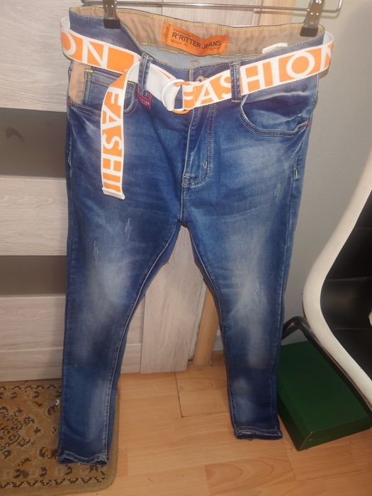 Dżinsy z paskiem skiny