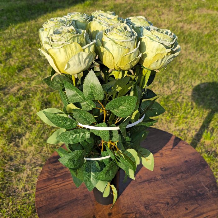 Bukiet z przypalane róże do wazonu flakonu sztuczne kwiaty na cmentarz