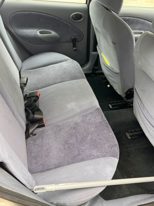 Ford Fiesta 1998, 93.660 km. Funcionava impecavelmente antes de ficar parado. Sem bateria, precisa de inspeção. Interior razoável. Chave suplente.