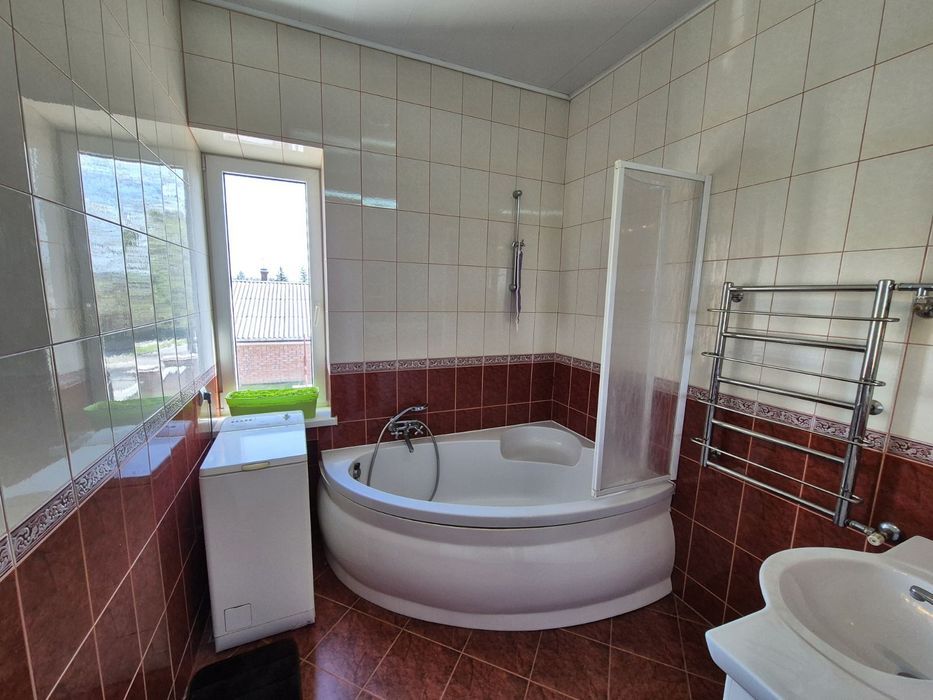 Продається будинок в Центральній частині міста.