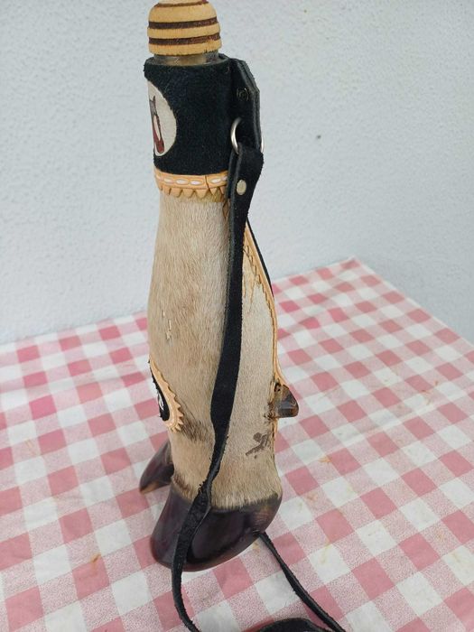 Cantil / Garrafa na forma Pata Cavalo, revestida