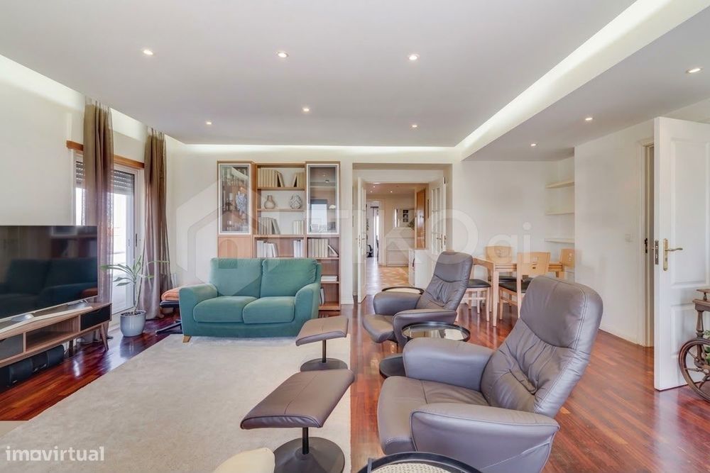 T4 com 209 m², vista 360º, sol todo o dia e garagem de 78 m² | Corroio