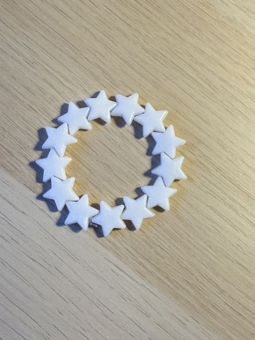 Zestaw trzech bransoletek w jasnych kolorach