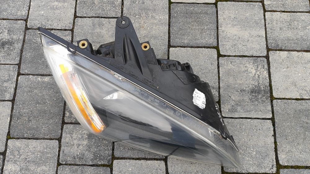 Lampa prawa przednia przód Ford Focus MK2.