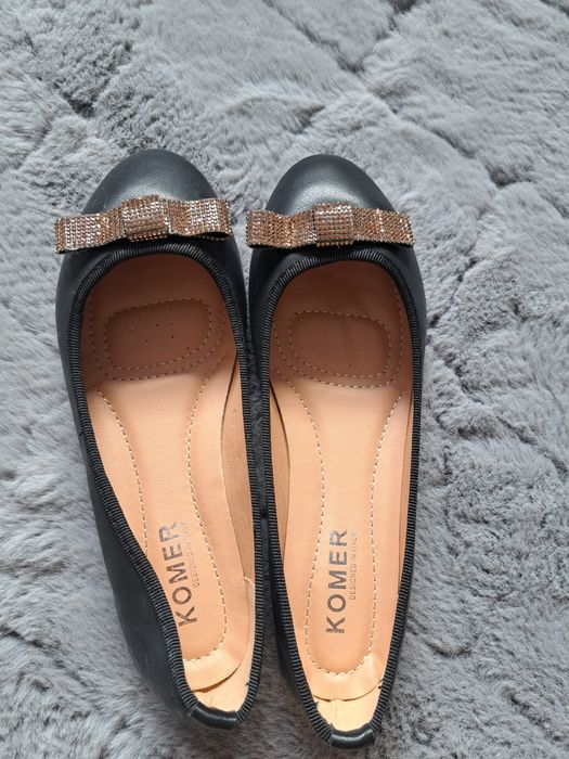 Czarne balerinki z ozdobą