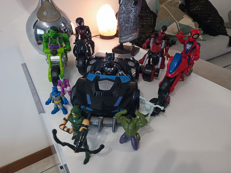 Vários avengers com veículos