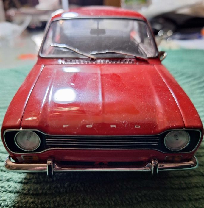 Miniatura escala 1:18 - Ford Escort 1971