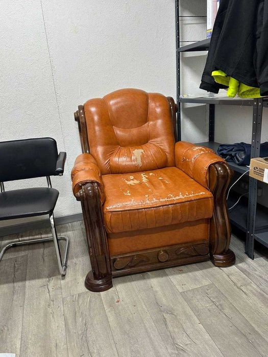 Шкіряні крісла з дуба