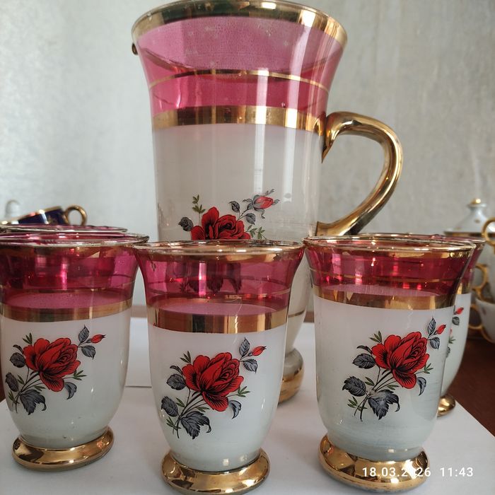 Кувшин з стаканами ретро