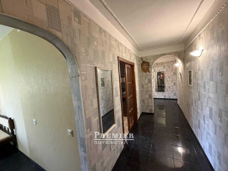 5-к. квартира 97.5 м² с ремонтом на ул. Ак. Королева
