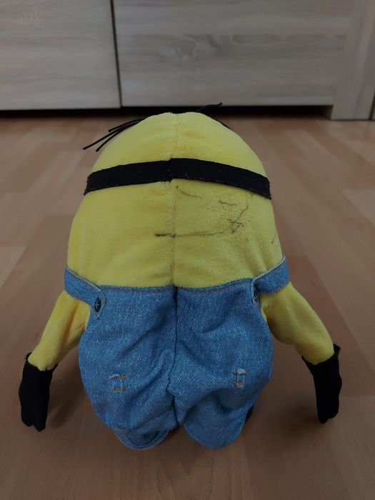 Minion interaktywna zabawka wydaje odgłosy, schyla się
