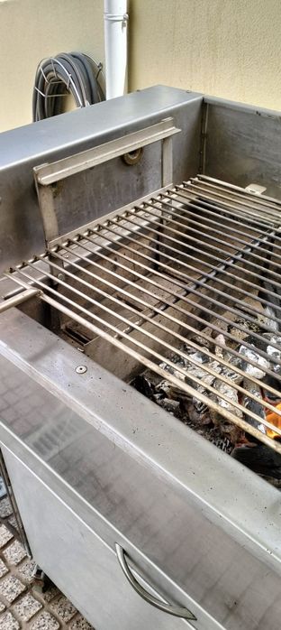 Assador em inox com grelhas