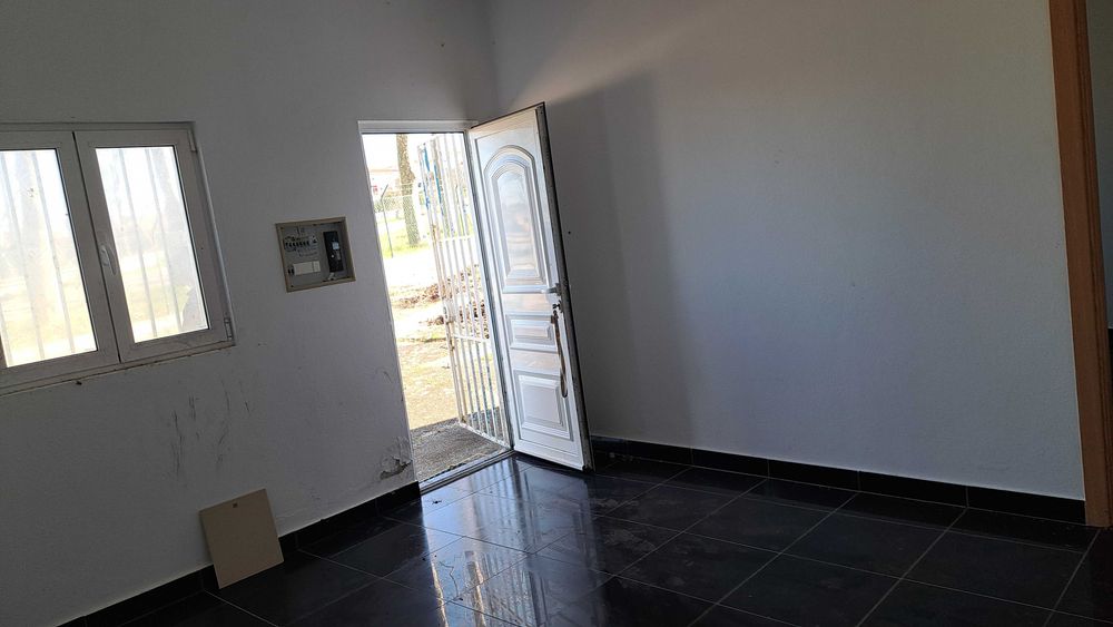Terreno Urbano com Habitação T1 e Projeto de Ampliação.
