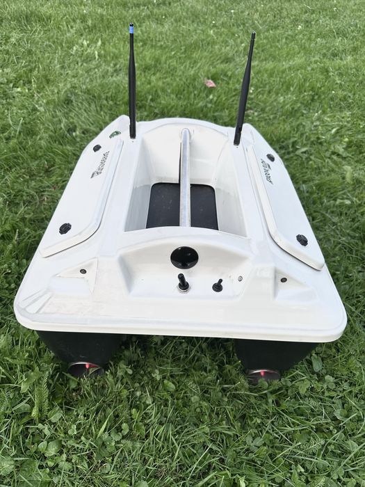 Łódka zanętowa Baracuda+deeper+NaviBoat