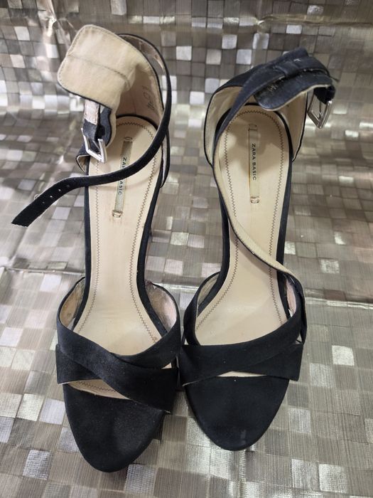 Sandálias de salto alto pretas da marca Zara Basic com tiras cruzadas e fecho no tornozelo
