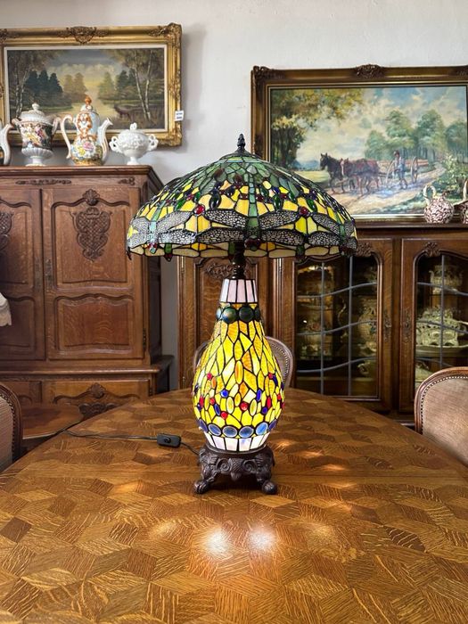 Настільна лампа у стилі Тіффані світильник