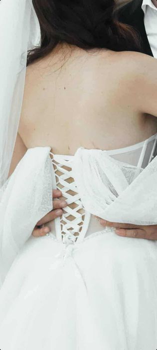 Весільна сукня зі шлейфом