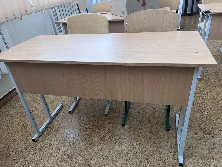 Школьные парты и стулья