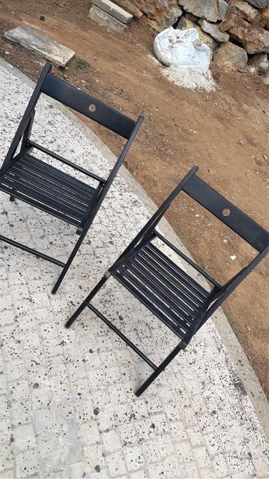 Mesa     madeira  com 4 cadeiras del ikea pretas