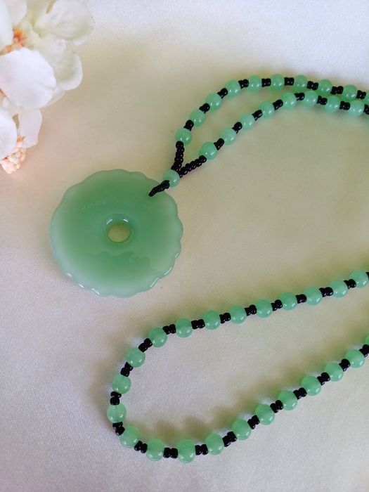 Naszyjnik - Rzeźbiony zielony jadeit