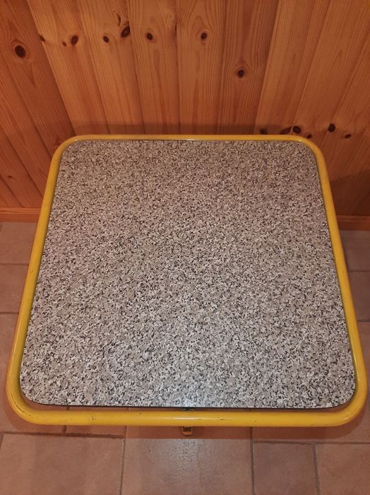 Mesa baixa amarela