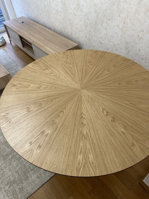 Mesa de Jantar Redonda de Carvalho Antarte - Moderna e Elegante