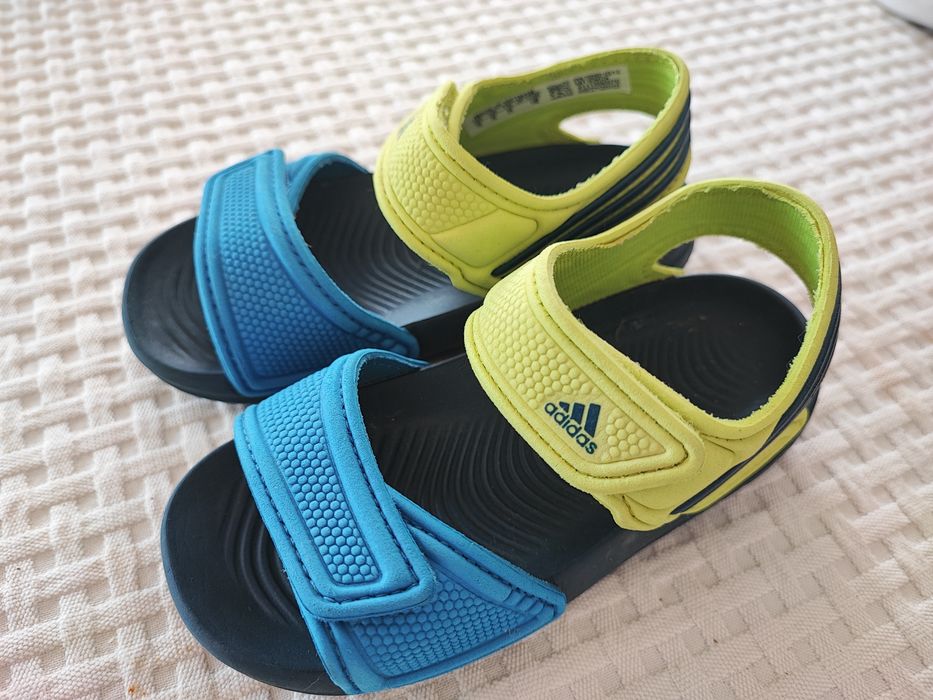 Sandália adidas tamanho 25