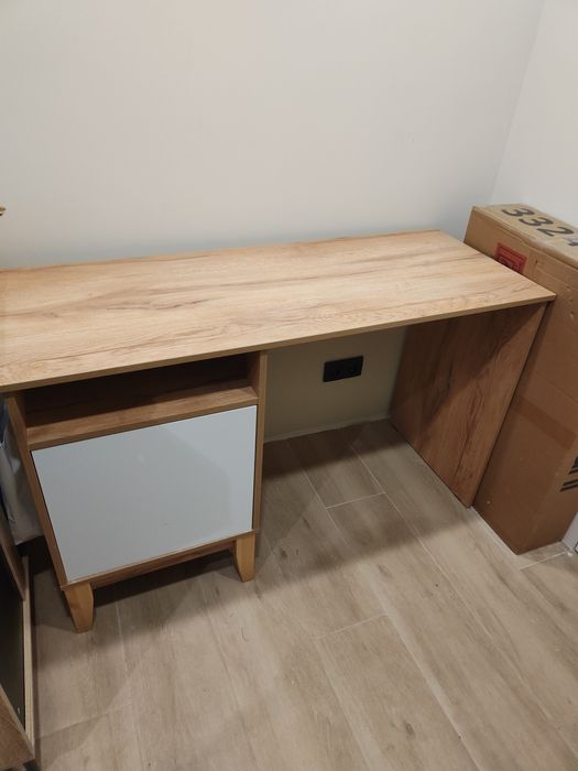 Biurko Jyskb 130 cm * 52 cm wys 81cm