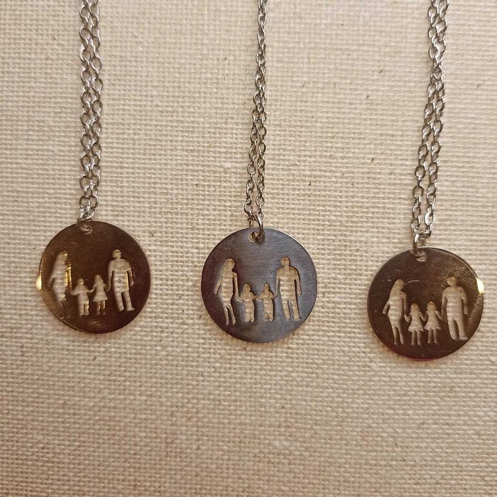 Fios dourados e prateados com medalhas da família. Em aço inoxidável.
