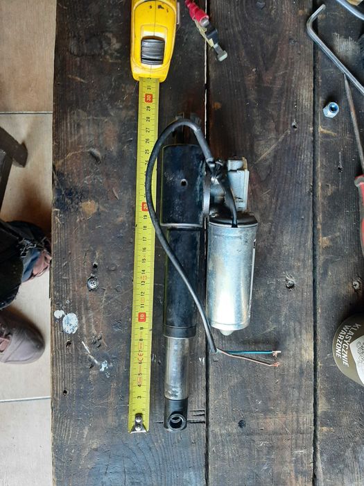 Siłownik elektryczny 24 V, siła pchania 250 kg.