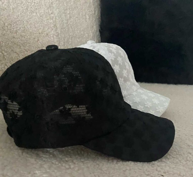 Koronkowa czapka z daszkiem, bejsbolówka.