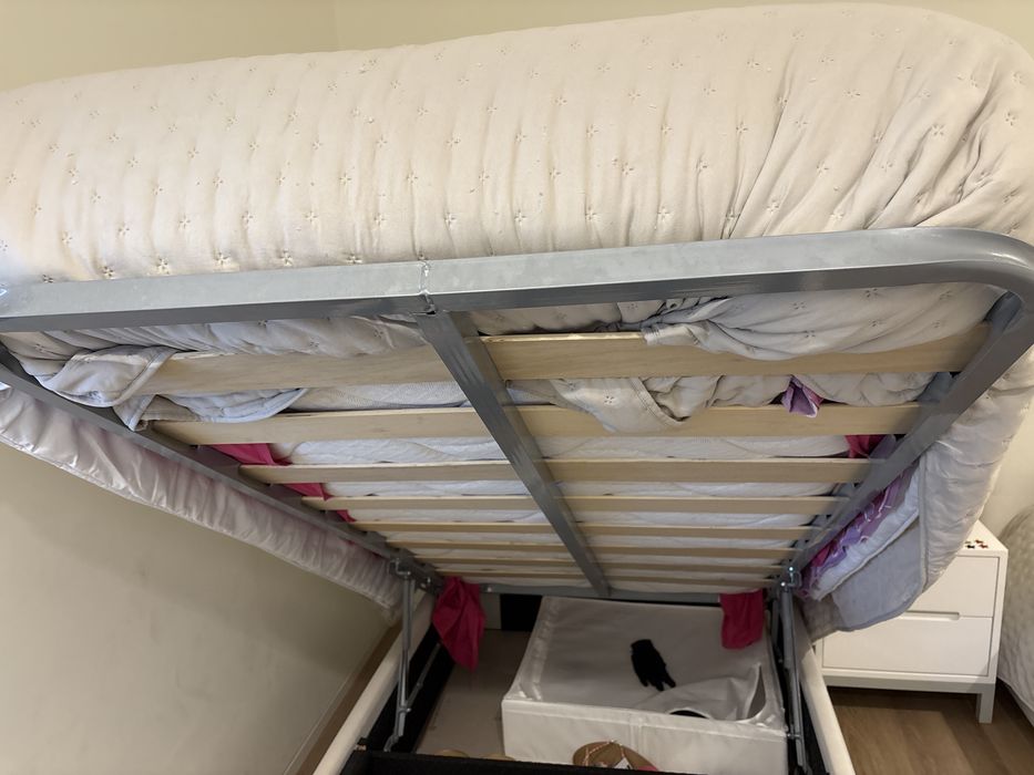 Cama de solteiro com estrado elevatorio