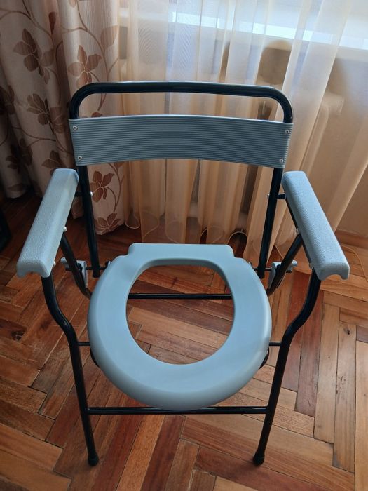 Крісло-стілець з санітарним оснащенням нерегулюване за висотою.