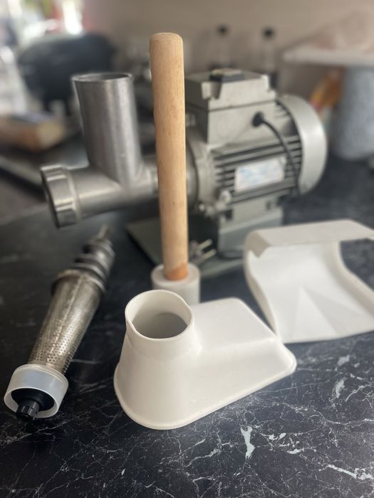 Мʼясорубка професійна з соковитискачем