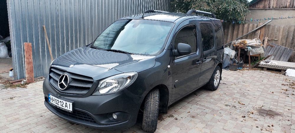 Автомобіль мерседес сітан