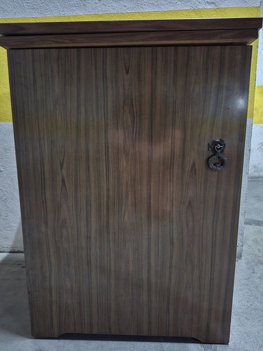 Máquina de costura Singer elétrica com móvel