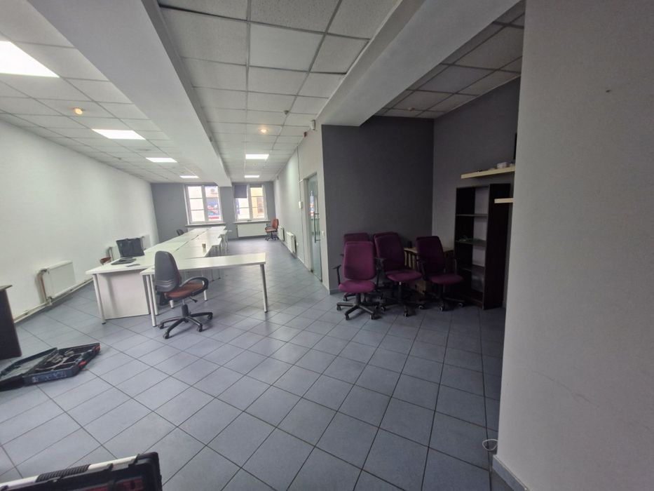 Продам в центрі приміщення офісне