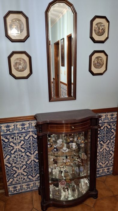 Móvel expositor com interior espelhado