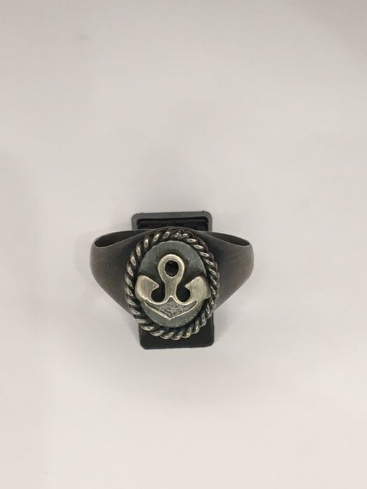 Anel em prata oxidada com ancora para homem