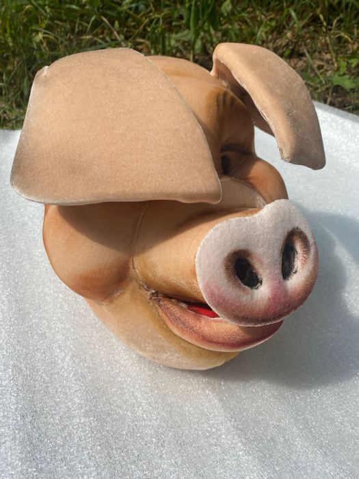 Маска свині з тканини.