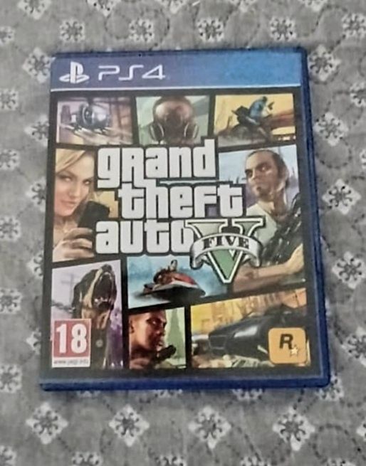 PS4 + Fones + 2 jogos