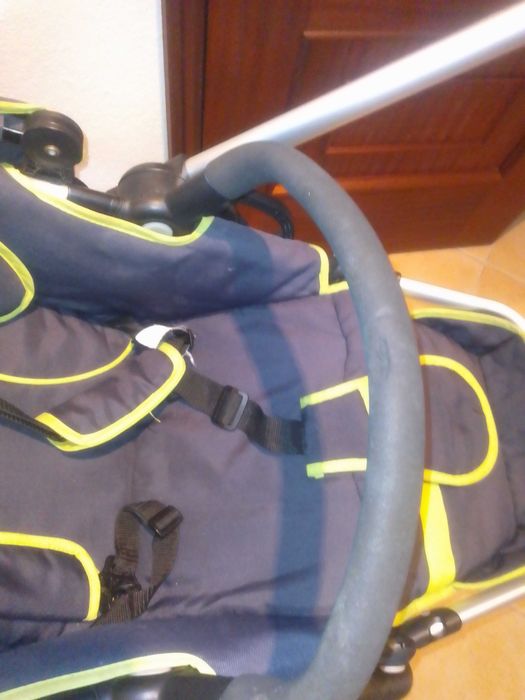 Carrinho de bebê com cadeirinha