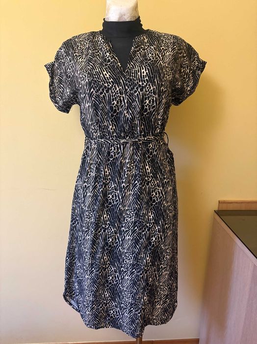 Zwiewna sukienka midi we wzór animal print