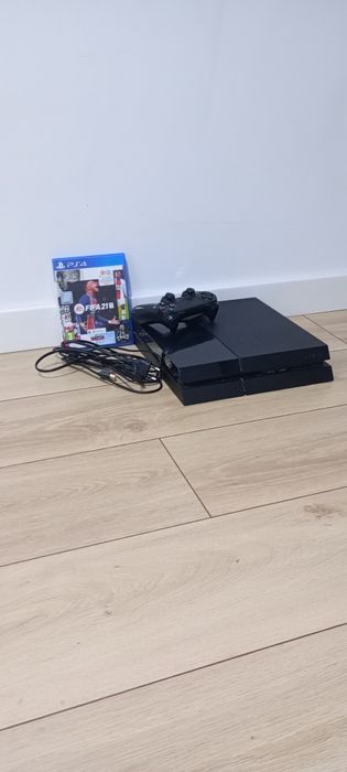 PS 4 z dwoma padami+ gratis DUŻO PŁYT!!!