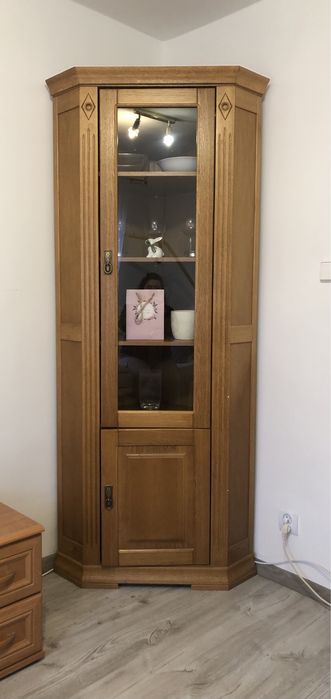 Piekna narożna drewniana witryna.