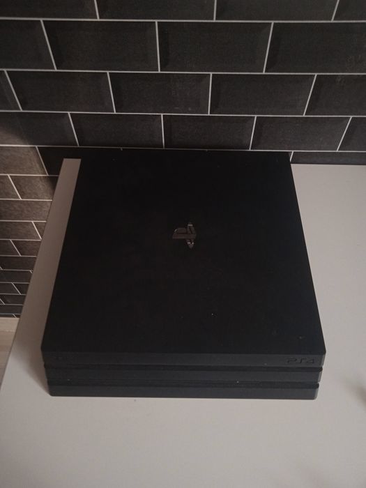 PlayStation4 pro + 1 kontroler stan bardzo dobry