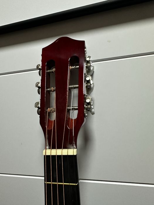 Новая классическая гитара с металлическими струнами