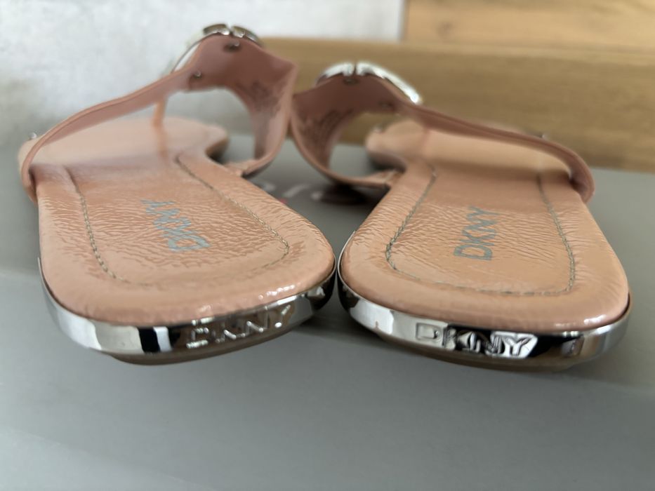 Nowe klapki DKNY