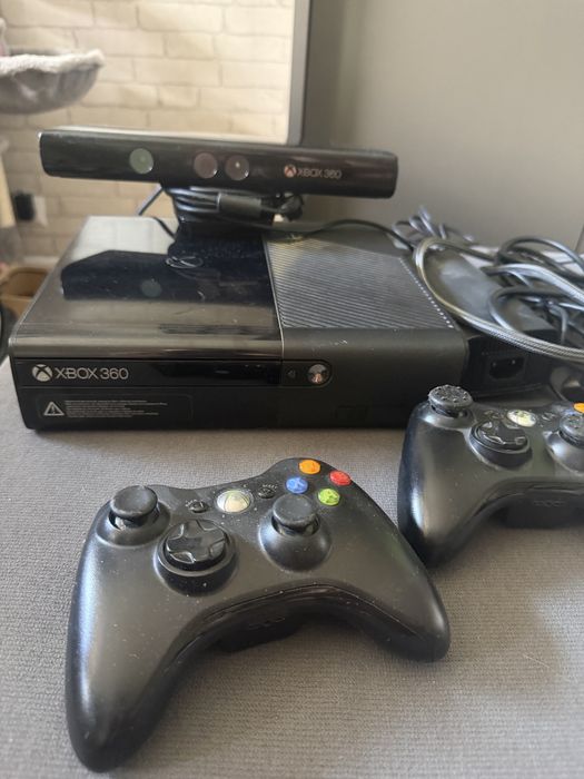 Xbox 360 komplet- konsola, kable, kinect, pady, gry
