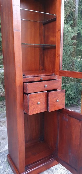 Witryna podświetlana z litego drewna